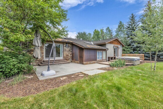 Building Photo - Holiday Ranchettes in Park Meadows