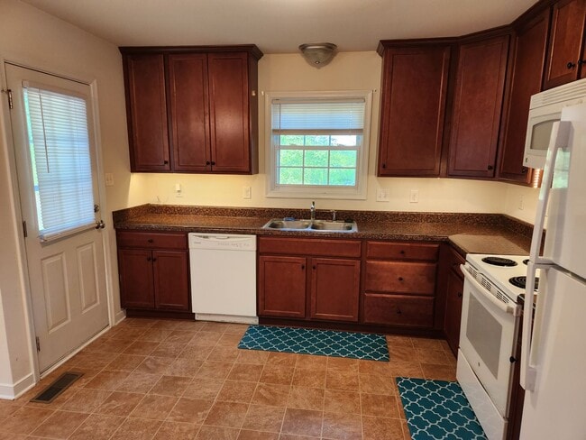 Building Photo - 3 bed 2 bath -Blackstone-Fort Pickett area