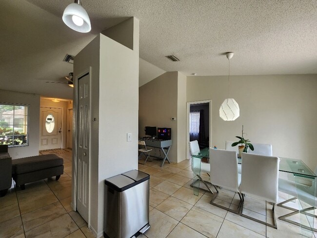 Building Photo - Gorgeous 3-Bedroom, 2-Bathroom in Brandon