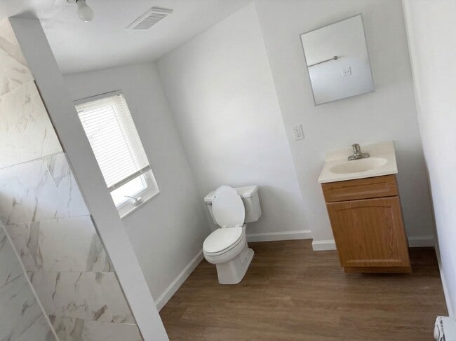Building Photo - Three Bedroom One Bathroom Ready For ASAP Move In