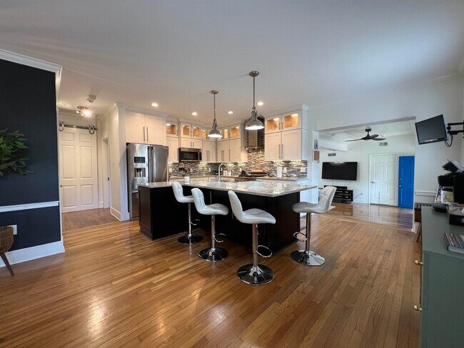 Building Photo - 817 Cypress Dr