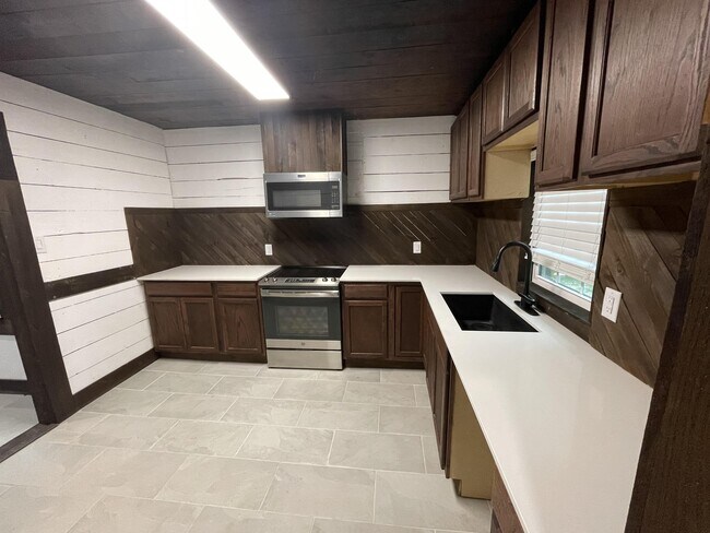 Building Photo - 112 Yates St