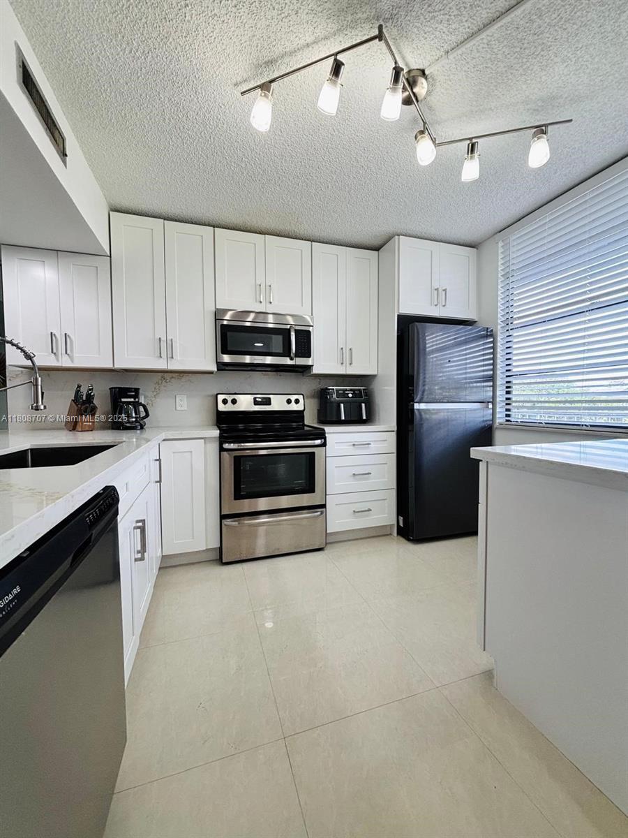 Building Photo - 1528 Whitehall Dr