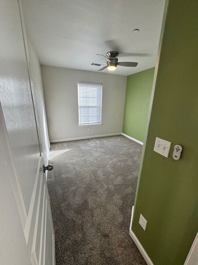 Building Photo - Shasta View Gardens Home - AVAILABLE for Move In