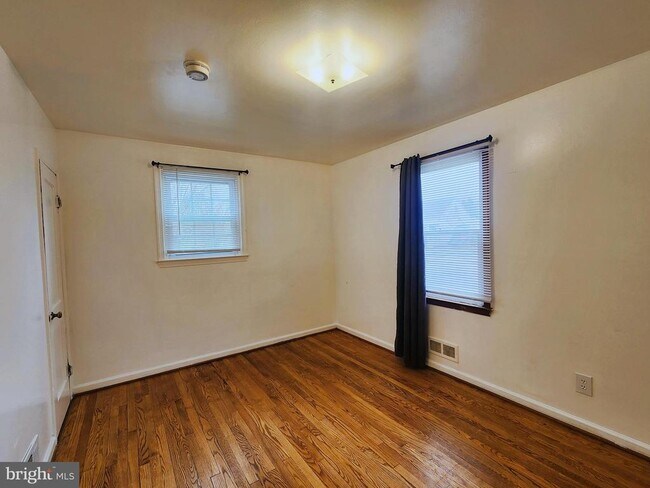 Building Photo - 3207 Bryant Ave