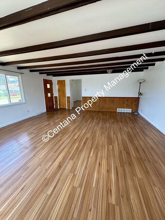 Building Photo - 2 Bedroom House on the Flats with a finish...
