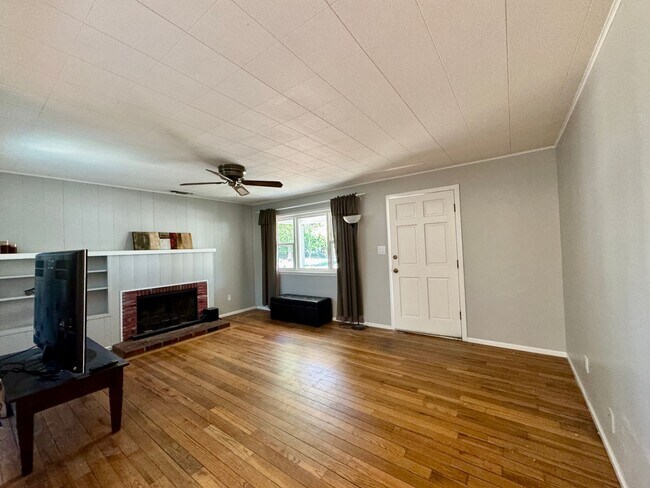 Building Photo - Charming Home Available in Tahoe Park!