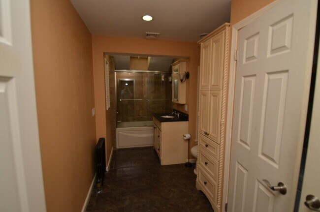 Building Photo - 146 Melrose St