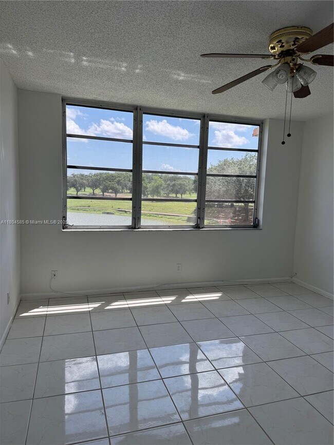 Building Photo - 3001 W Rolling Hills Cir