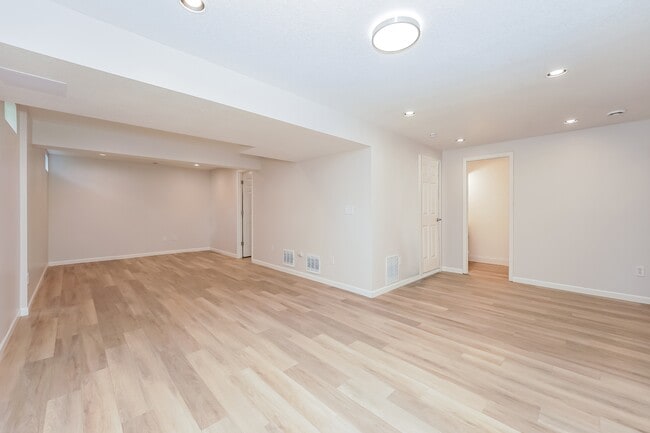 Building Photo - 373 Elan Ct