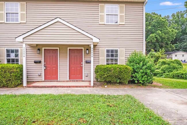 Building Photo - 2BR Updated Duplex Near South Park – Cozy,...