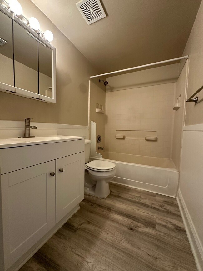 Building Photo - 2226 Abbeywood Dr