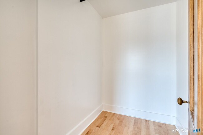 Building Photo - 11 Main St