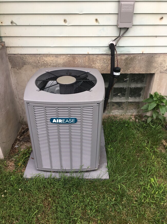 Building Photo - 3306 Iowa St