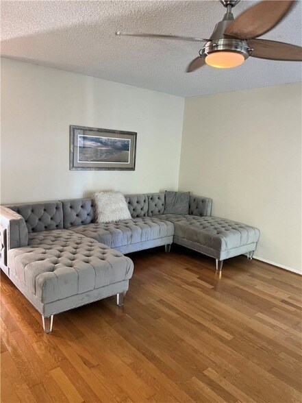 Building Photo - 2 Vis Gdns Trl