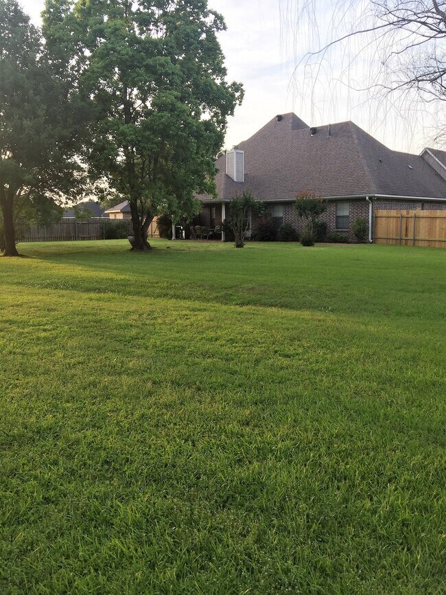 Building Photo - Beautiful home in Bayou Bend....