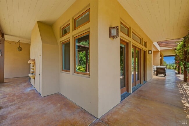 Building Photo - 2491 Spring Mountain Rd