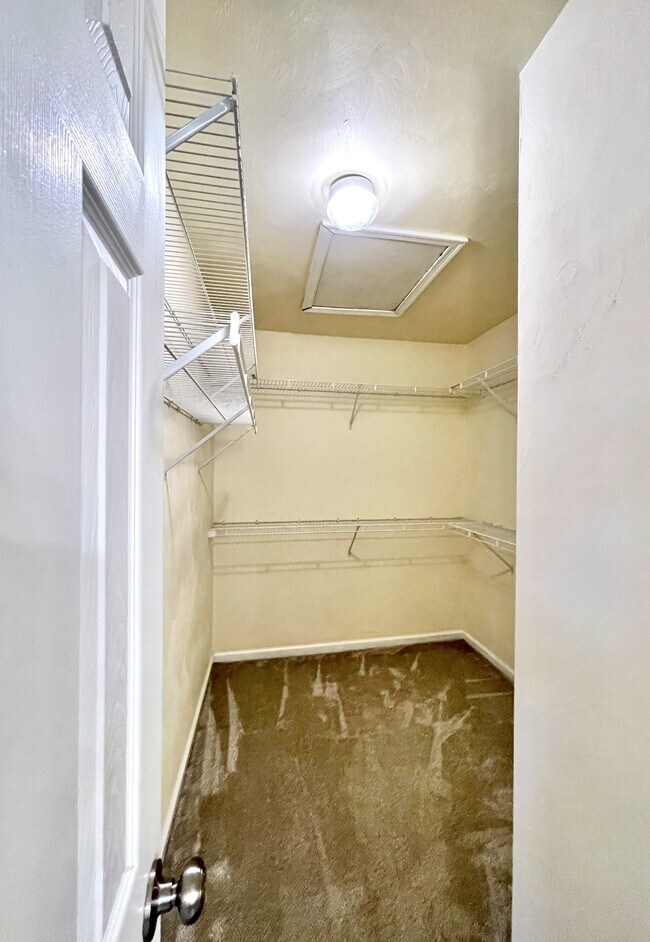 Building Photo - 6207 Oaken Gate Dr S