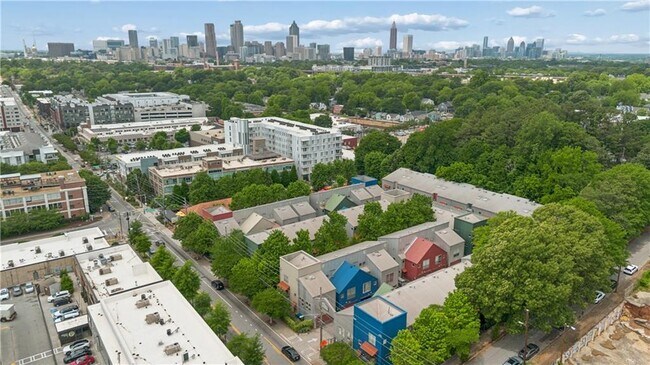 Building Photo - 920 Memorial Dr SE