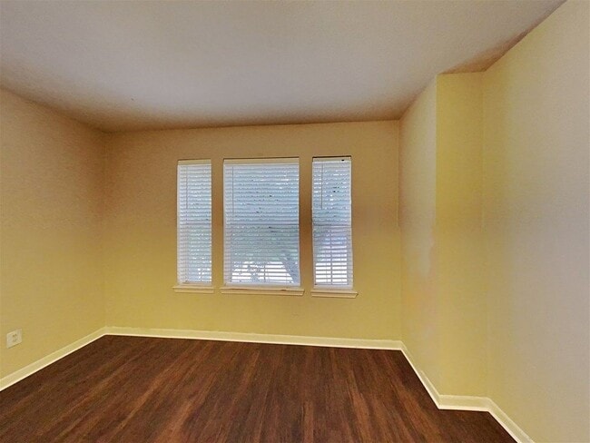 Building Photo - 4135 President's Dr S