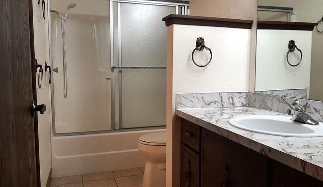 Building Photo - University Place Gem! 2 bedroom with Fireplace!