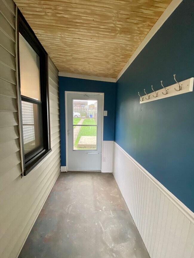 Building Photo - Renovated 2 Bed/1.5 Bath on a Quiet Street in Mt. Washington!  Available July1st!