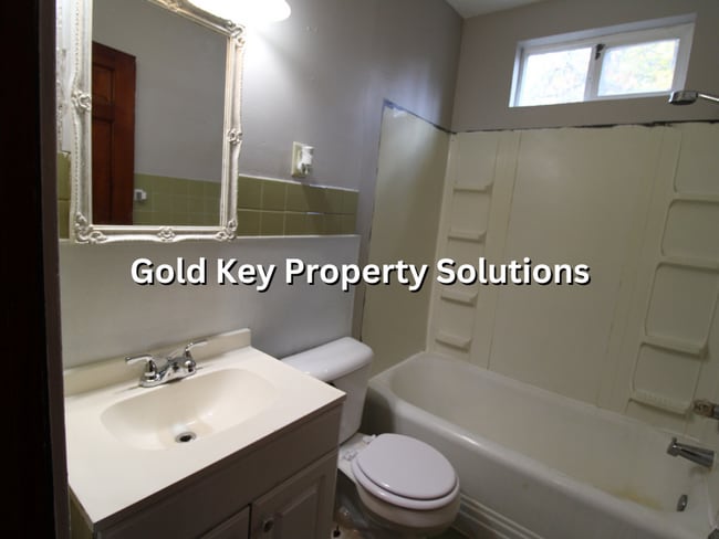 Building Photo - 2 Bedroom/1 Bath Home with Covered Front Porch and Garage (SECTION 8 APPROVED)