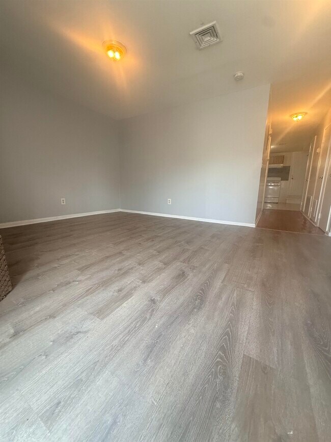 Building Photo - 592 Bramhall Ave