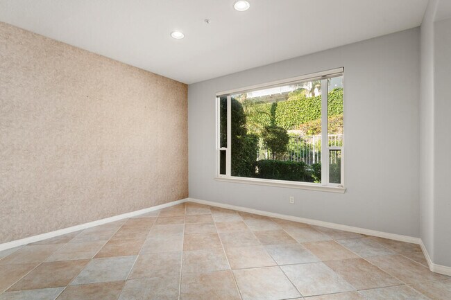 Building Photo - 4 Calle Regio