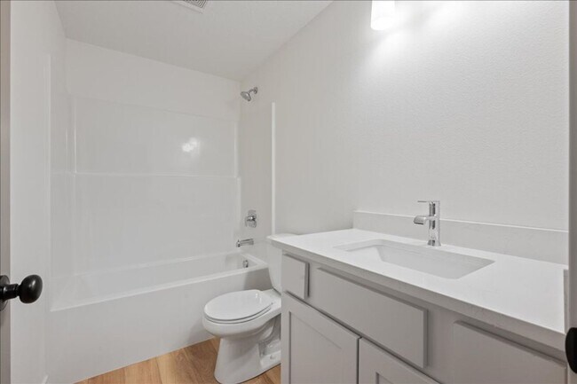 Building Photo - FINISHED BASEMENT!! 4 Bed, 3 Bath Townhome in Ankeny