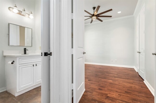 Building Photo - 2000 Le Mans Dr