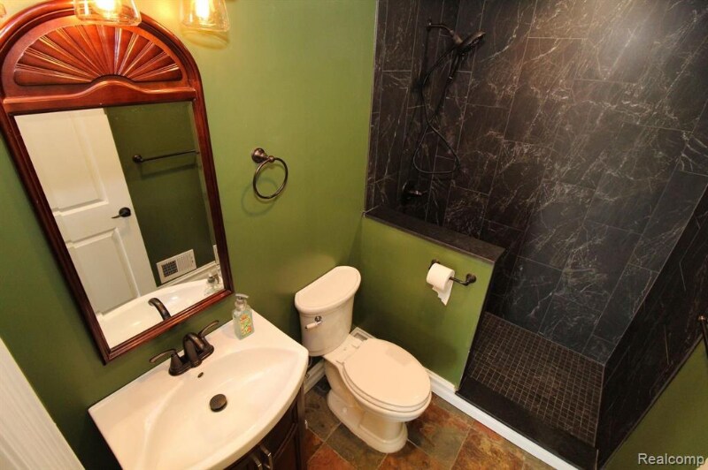 Building Photo - 37752 Huron Pointe Dr