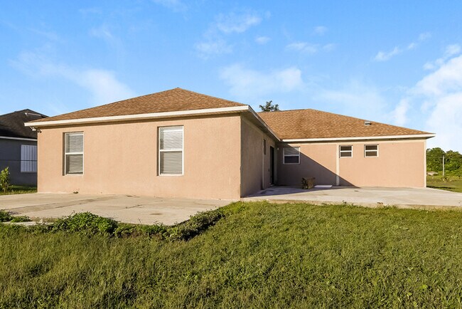 Building Photo - Spacious Comfort Meets Modern Touches