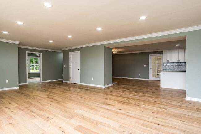 Building Photo - Newly renovated 4 Bedroom 3 Bathroom Home ...