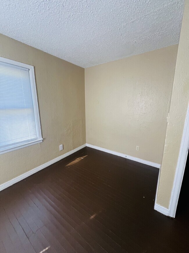 Building Photo - "Charming 3-Bed Home at 609 West Nagel Ave...