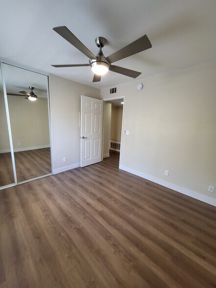 Building Photo - 5550 Owensmouth Ave