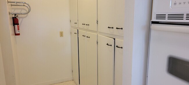 Building Photo - LARGE 2 BEDROOM 3 BATH CONDO IN COLONIAL PARK