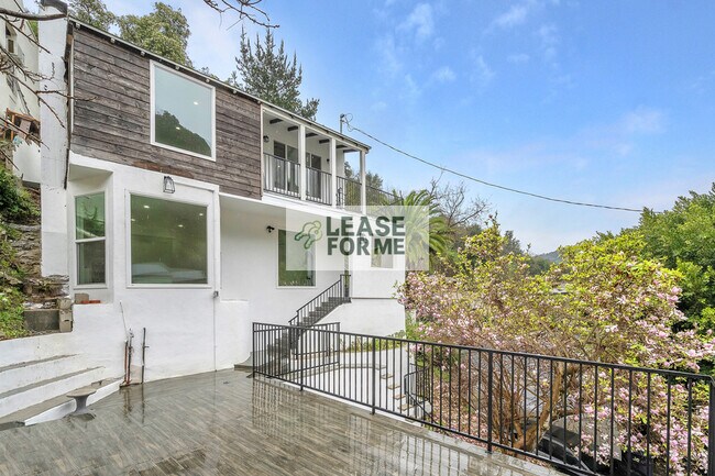 Building Photo - 9848 Portola Dr