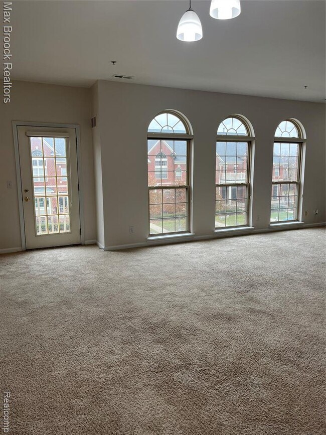 Building Photo - 3255 Camden Dr