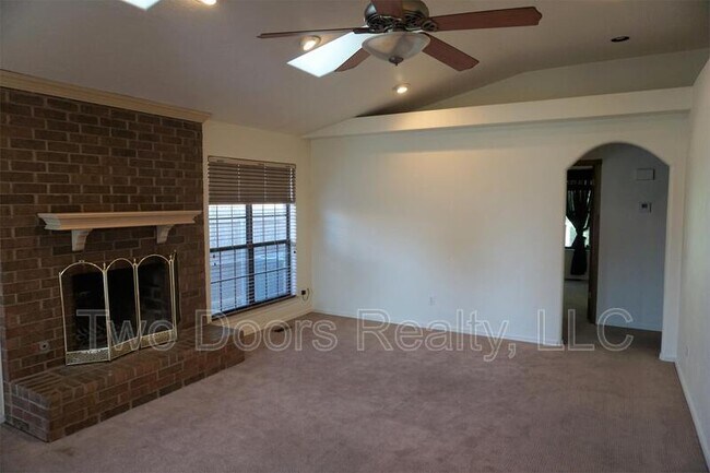 Building Photo - 785 Kingsgate Rd