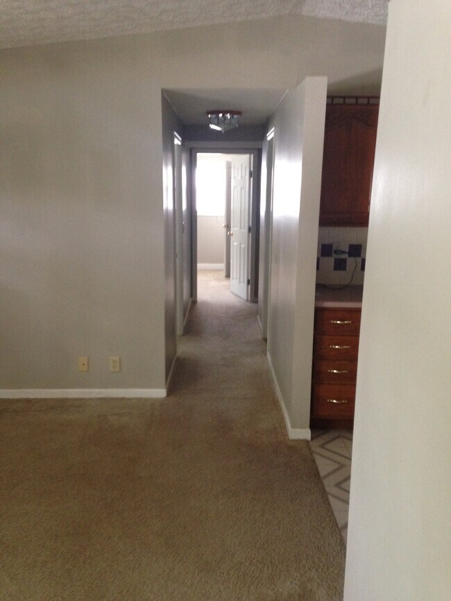 Building Photo - Large 4 Bed, 2 Bath Home