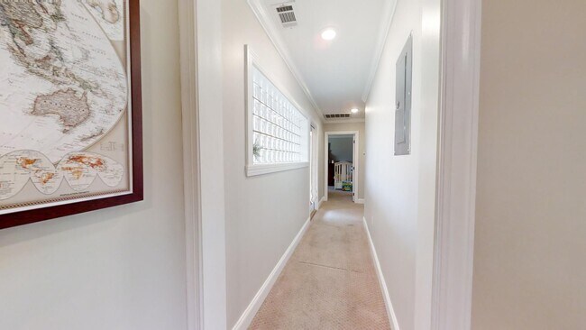 Building Photo - Gorgeous and updated home in Heart of Auburn