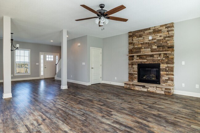 Building Photo - Maryville 37801 - 4 bedroom, 2.5 bath home...
