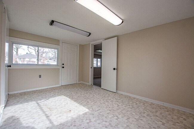Building Photo - Super Cool and Unique 4 Bedroom / 1 Bath Home in Bellevue near Offut!