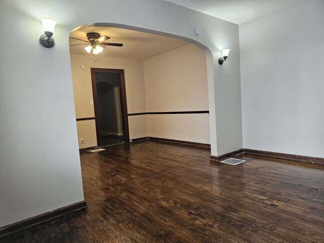 Building Photo - 1 bed 1 bath duplex