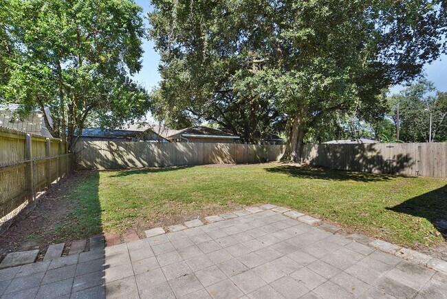 Building Photo - 3 Bed, 2 Bath Home in the Saint Streets!