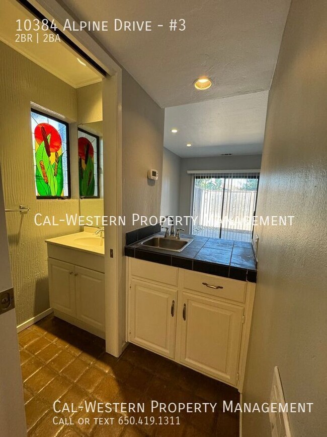 Building Photo - Beautiful 2 bedroom 1.5 townhome, nestled ...