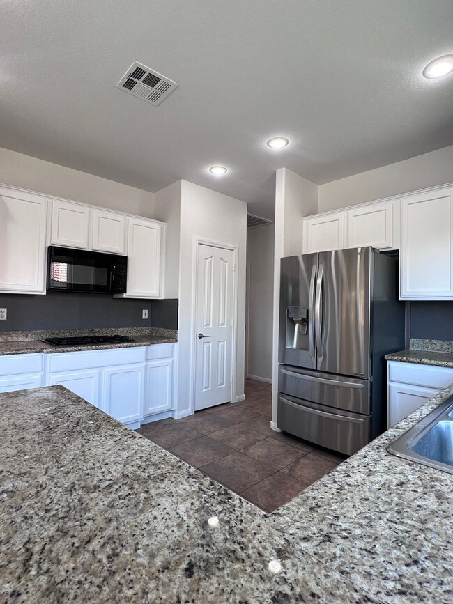 Building Photo - Stunning 4-Bed 3 Car Garage Gated Single S...