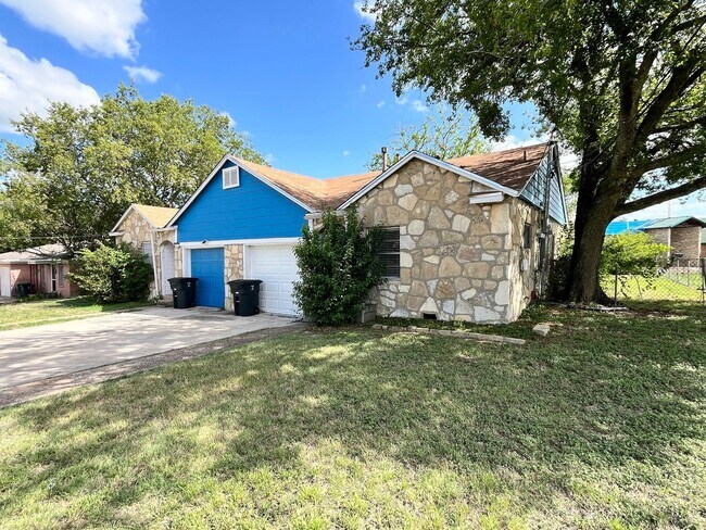 Building Photo - 210/212 W Vardeman Avenue