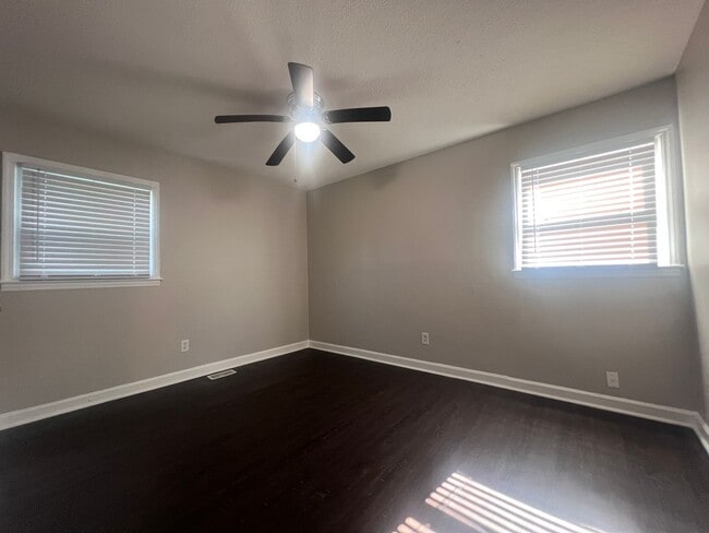 Building Photo - 3605 Somerset Dr